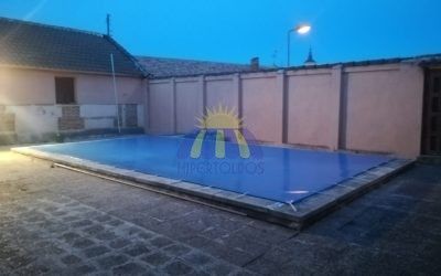 Trabajamos hasta terminar, instalación de cobertor de piscina en Casa Rubios
