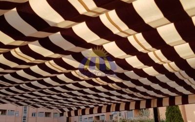 Instalación pérgola de 120 x 120, lacada en marrón, HIPERTOLDOS 2019