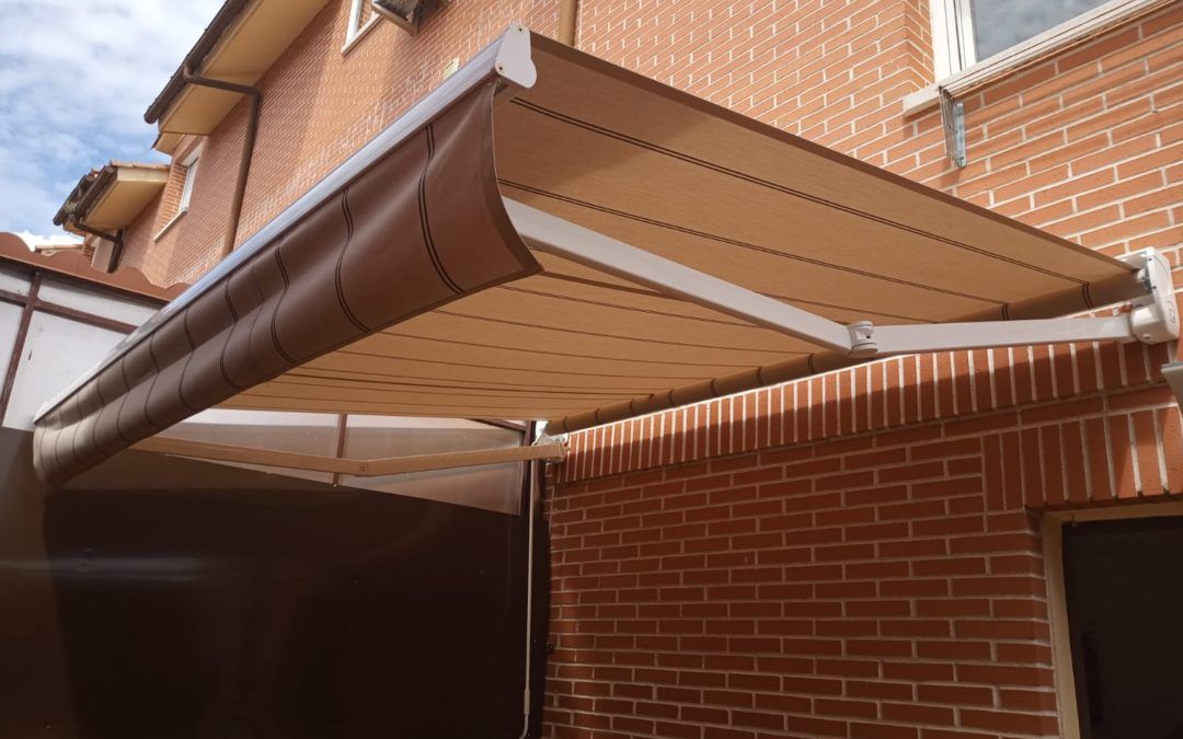 Toldo extensible para terrazas y patios, para mayor cobertura y privacidad