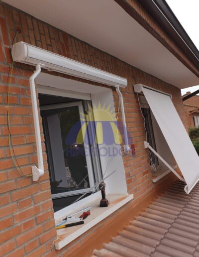 Toldos en ventanas de chalet de Majadahonda